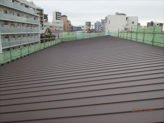 東京都北区赤羽 保育園 新築ガルバリウム鋼板屋根タテ平葺き工事 ガルバリウム鋼板葺きあがり状態